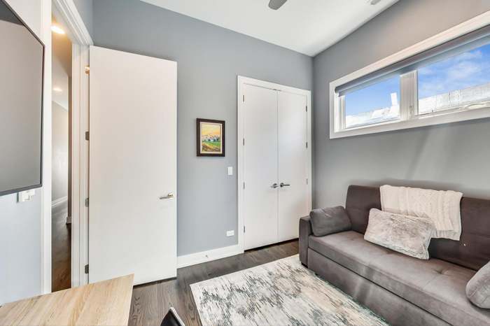 Building Photo - 1021 N Hermitage Ave