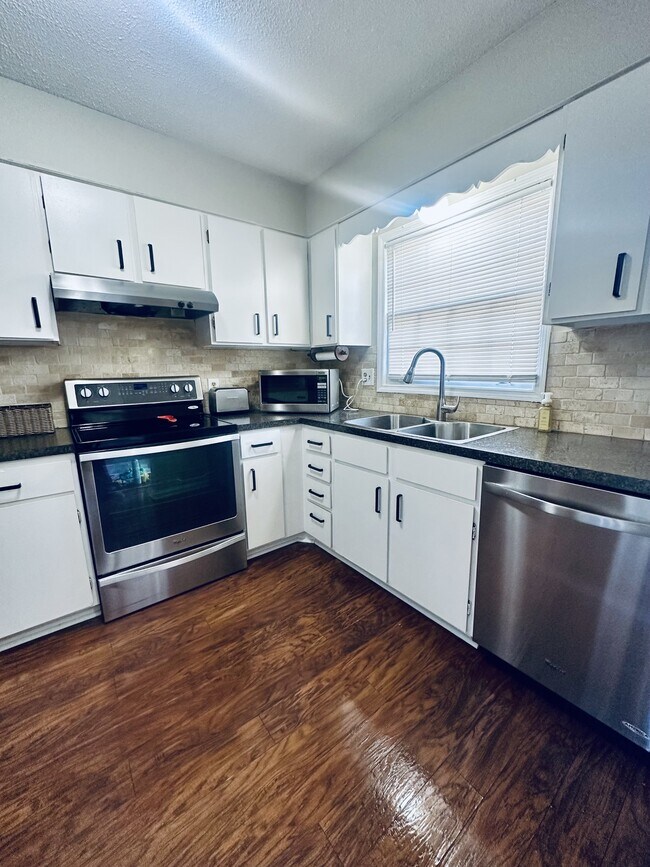 Building Photo - 125 Eaglewood Way