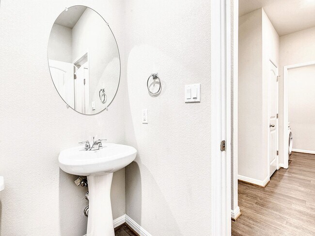 Building Photo - Warm & Welcoming 3/BR 2.5 Home in Dripping...