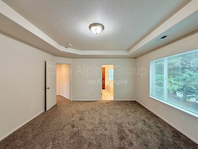 Building Photo - 958 SE Roundelay St