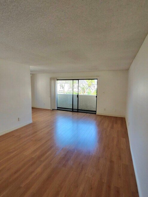 Building Photo - 135 N Swall Dr