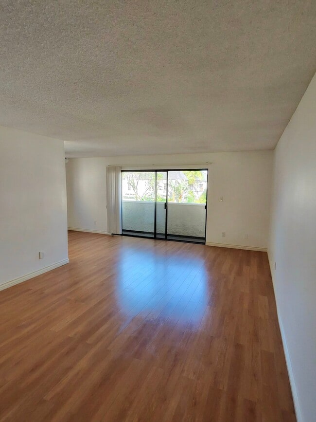 Building Photo - 135 N Swall Dr