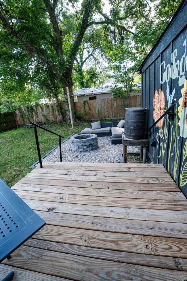 Building Photo - 502 Dark St