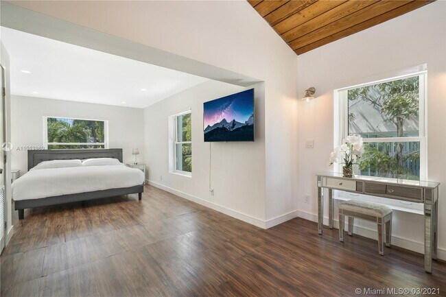 Building Photo - 1413 N Venetian Way