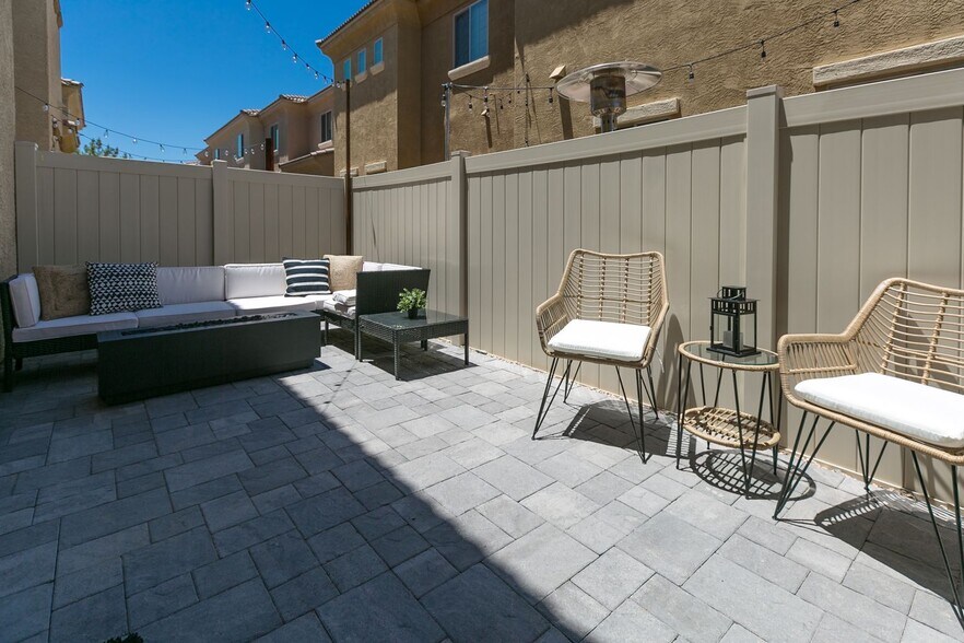 Building Photo - 1367 S Country Club Dr