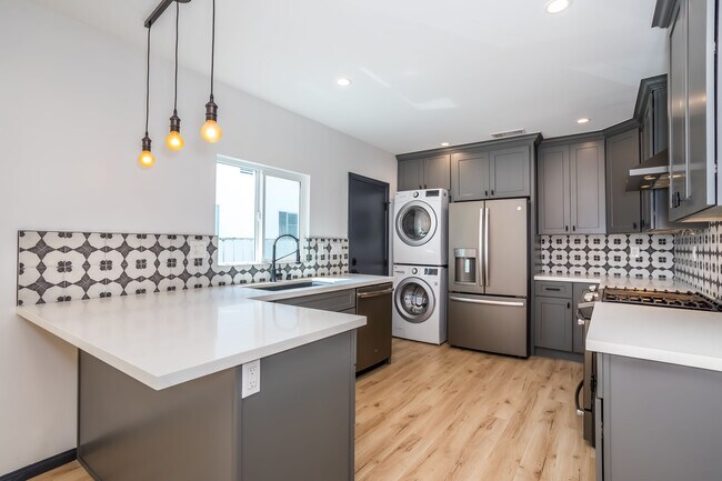 Kitchen - 1711 S Ridgeley Dr