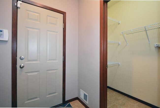 Building Photo - Spacious 4-Bed 4-Bath Home in Shakopee - Available Now!