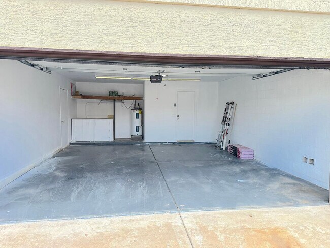 Building Photo - 2208 E Farmdale Ave