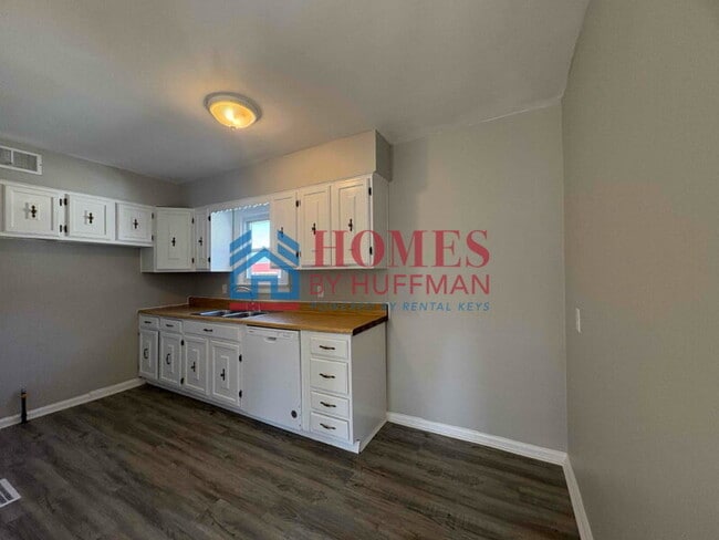 Building Photo - Three Bedroom House | Fenced Yard | Norths...