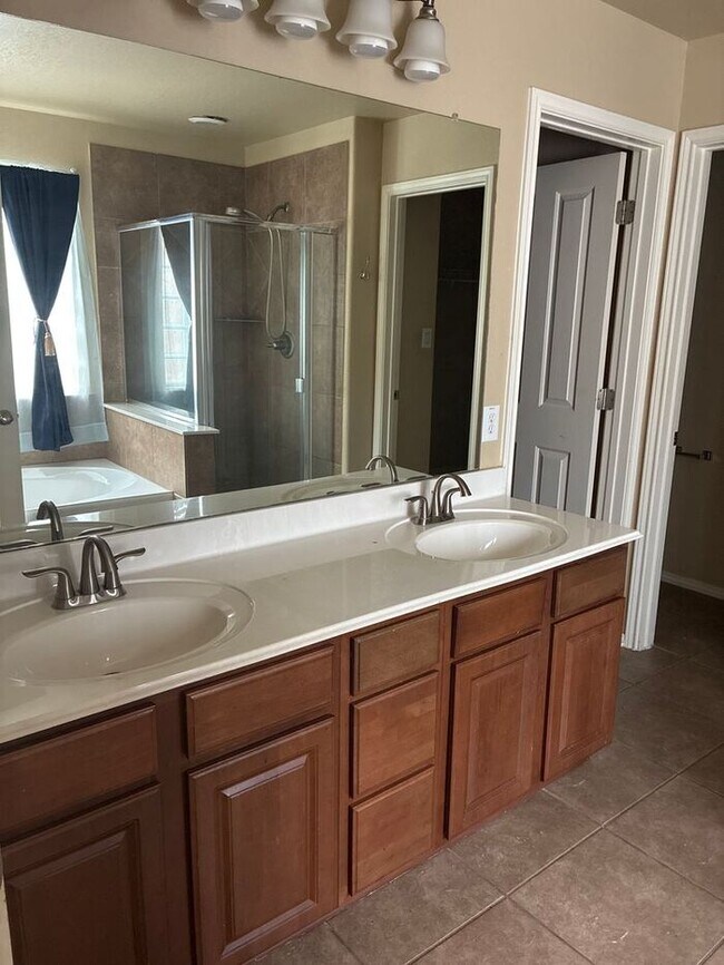 Building Photo - 5BR/4BA w/ Fenced Yard + Covered Parking in Schertz, TX