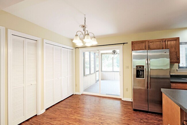 Building Photo - 1011 Highlands Dr