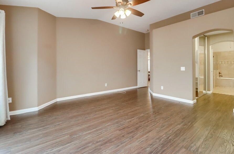 Building Photo - 1098 Torrey Pines Rd