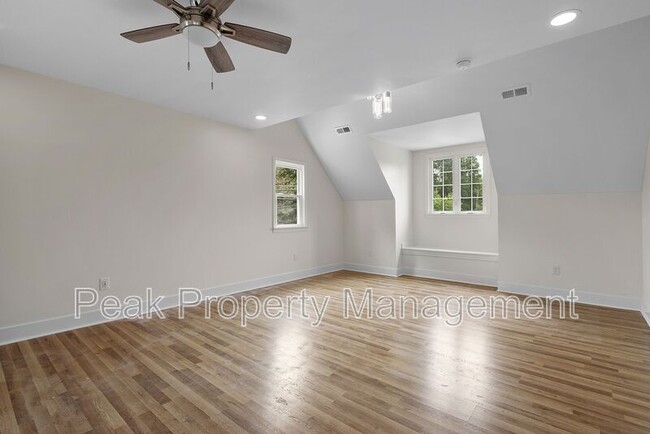 Building Photo - 2616 Redwood Ave