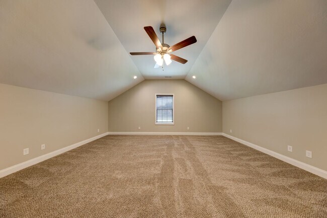 Building Photo - Sharp 3 bed 2 bath with Bonus room and nice fenced yard.