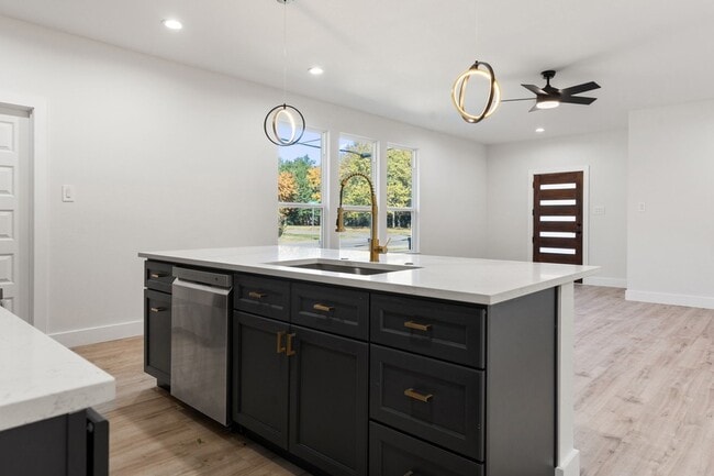 Building Photo - 150 Bandera Cir