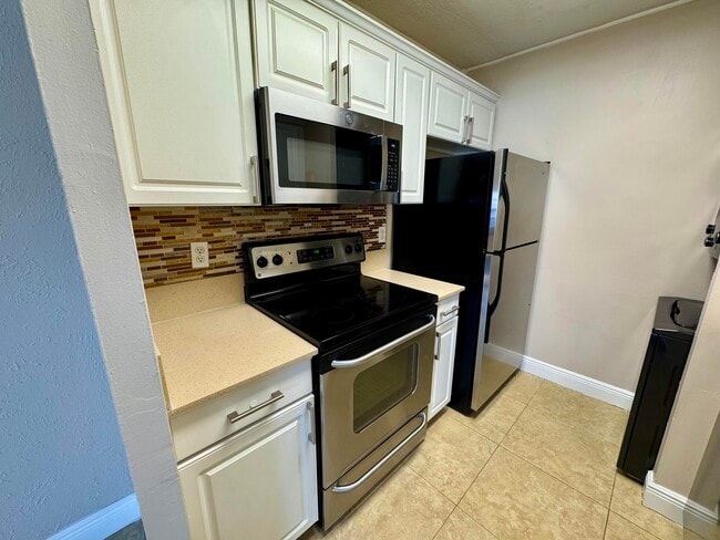 Building Photo - 10008 Twin Lakes Dr