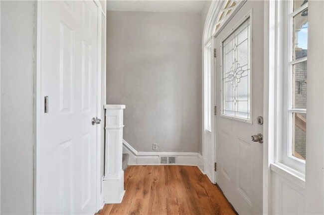 Building Photo - Charming 2-Bedroom Home with Tall Ceilings & Backyard Deck in Coraopolis