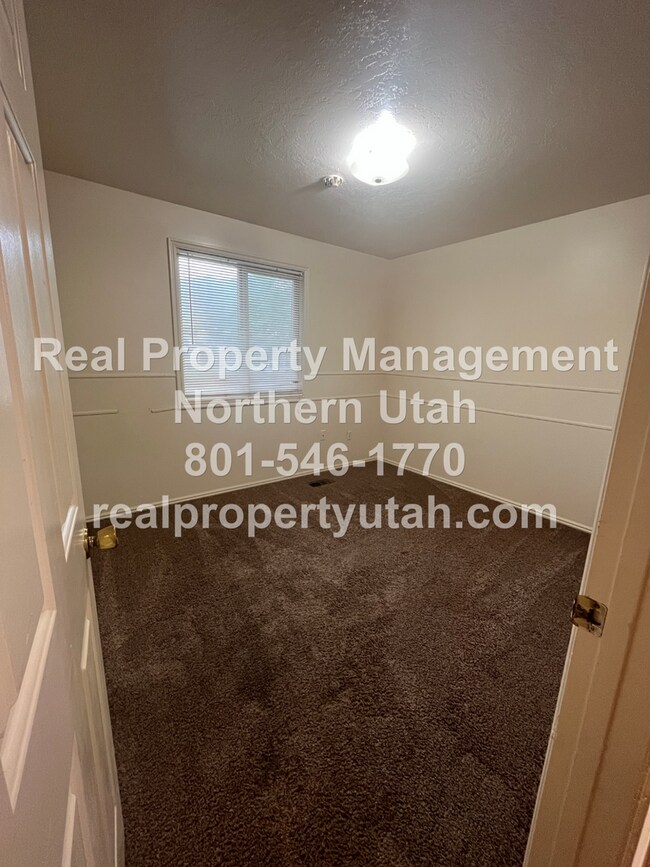 Building Photo - Large 5 Bedroom Home In Farmington Availab...