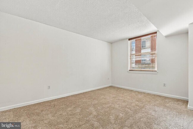 Building Photo - 880 N Pollard St
