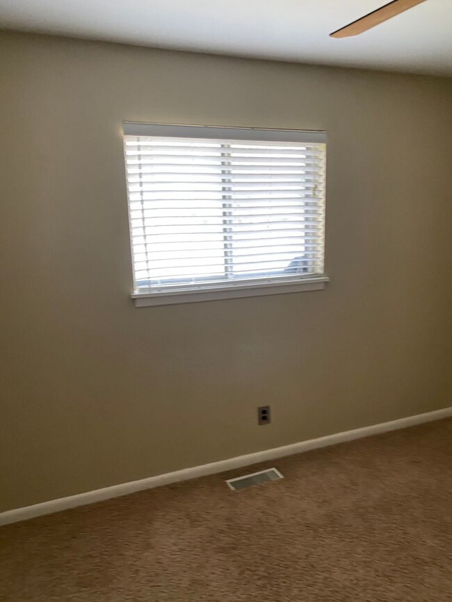 Building Photo - Contact Peggy Goodman 501 676 1758 or Heat...