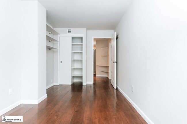 Building Photo - 471 Henry St