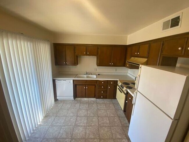 Building Photo - Very clean and Beautiful Apartment for rent in Visalia
