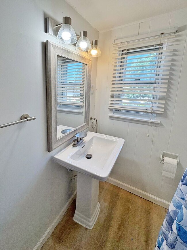 Building Photo - Charming 3-Bedroom Home in Quiet Cul-de-Sa...