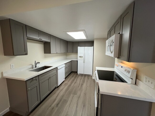 Building Photo - Updated 2 bedroom condo located in a gated...