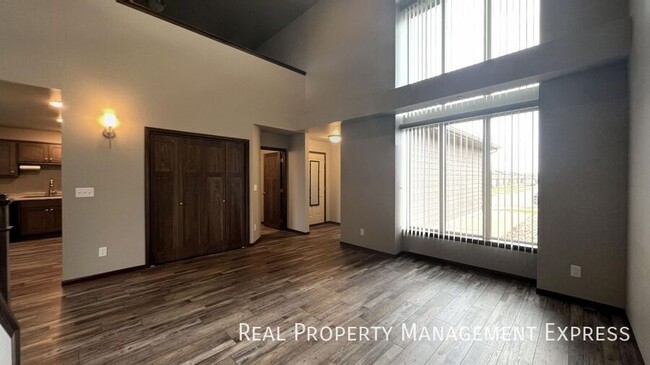 Building Photo - Modern 3 Bed, 2.5 Bath with Loft | Located...
