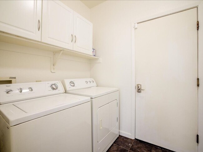 Building Photo - 3 Bedroom 2 Bathroom