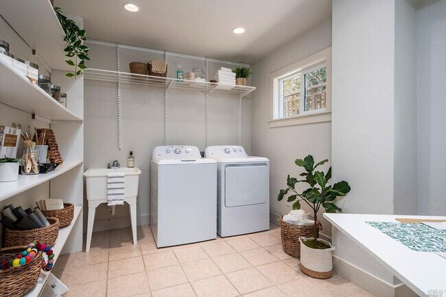 Building Photo - FIVE BEDROOM THREE AND HALF BATH HOME ON C...
