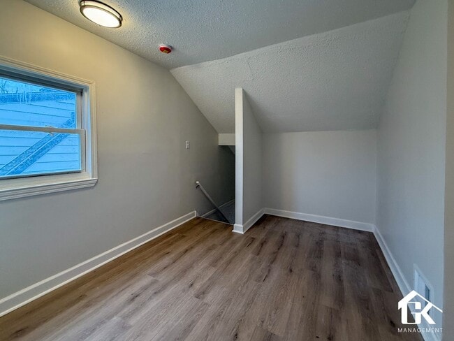 Building Photo - Fully remodeled 3 Bed 2.5 Bath