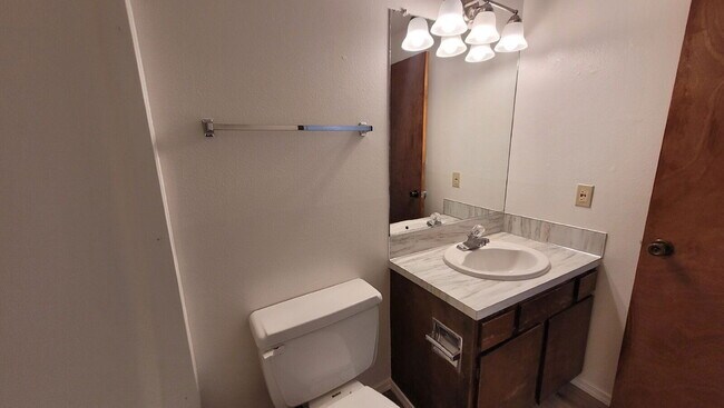 Building Photo - 146 NE Atkinson Ct