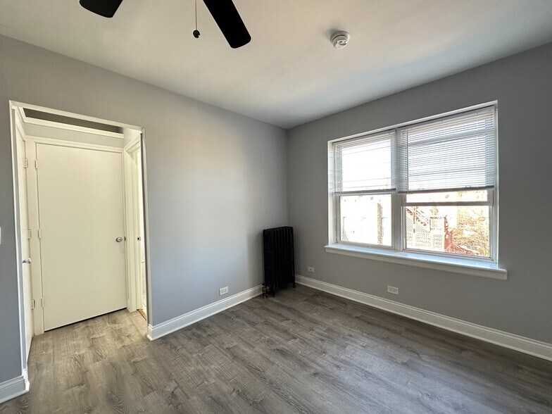 Building Photo - 4027 N Kenmore Ave