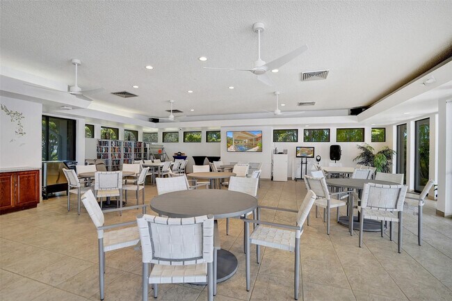 Building Photo - 683 Pelican Way