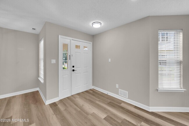 Building Photo - 83 Tulip Ln