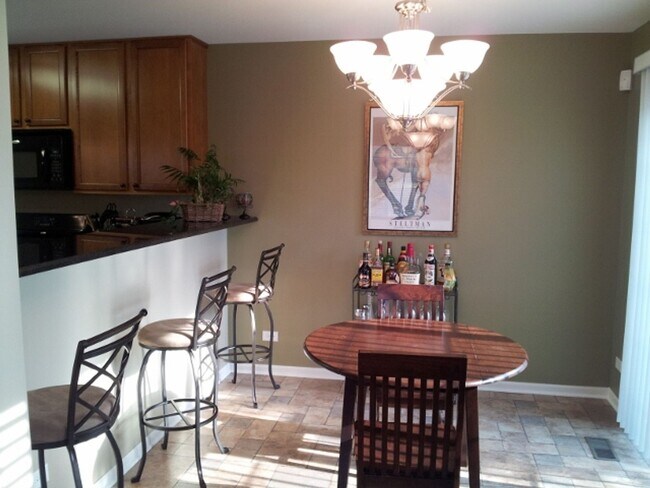 Building Photo - Lakemoor 2 Bedroom 2.5 Townhome Available!