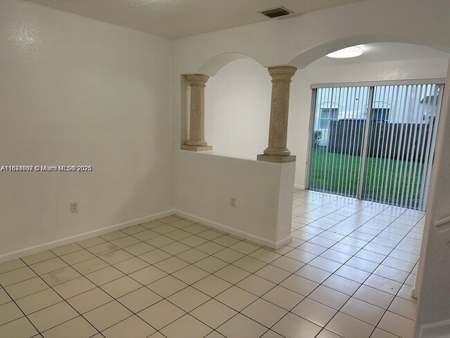 Building Photo - 1538 SE 24th Ct