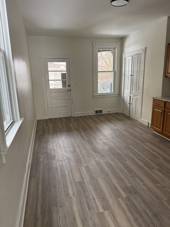 Building Photo - 532 Vermont Ave