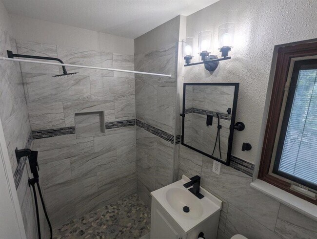 Building Photo - 605 Kentshire Cir