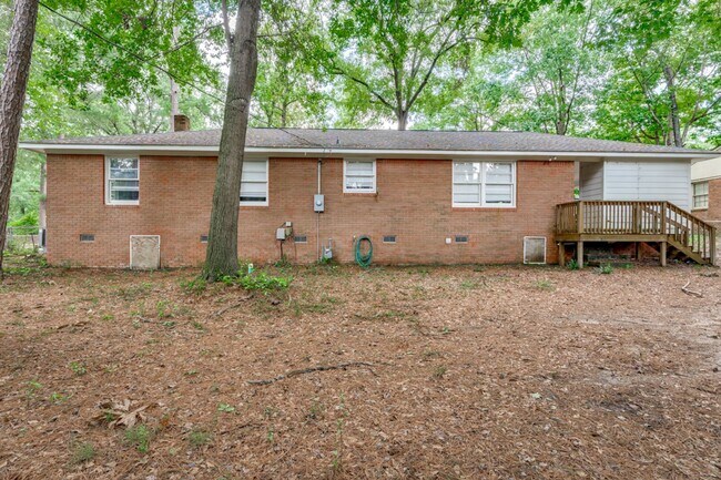 Building Photo - Renovated 3-Bed, 2-Bath Brick Home – Spaci...