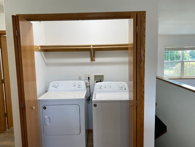 Building Photo - Beautiful 3 Bedroom Single Family Home in ...