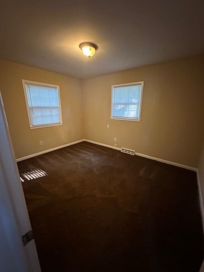 Building Photo - Conveniently located 3 bedroom/2 Bath house