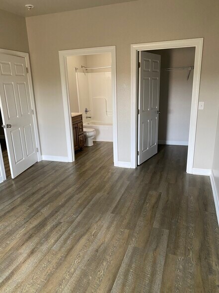 Master bedroom with bath - 2352 Ascot Downs