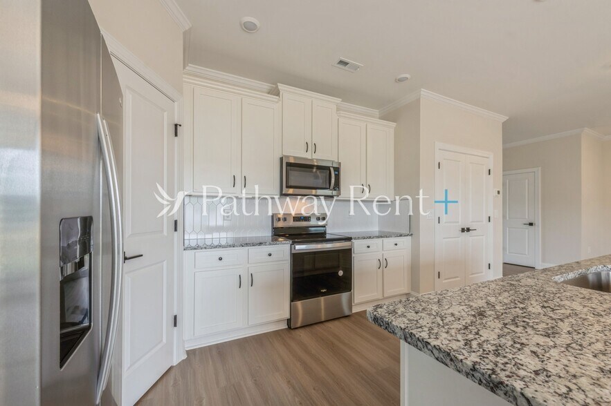 Building Photo - 112 Kennford Trl