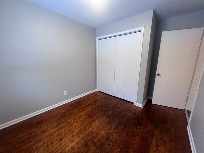 Building Photo - Two Bedroom Duplex on SE Side!