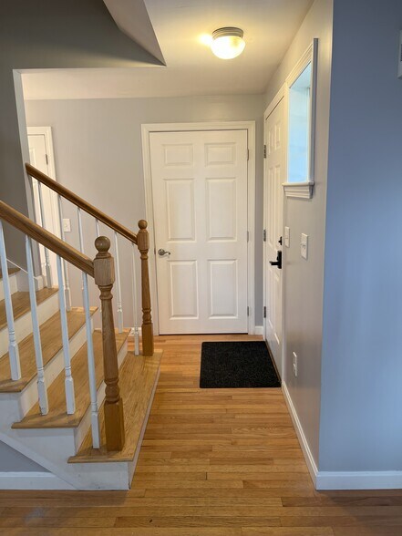 Front entryway - 96 Skillings St