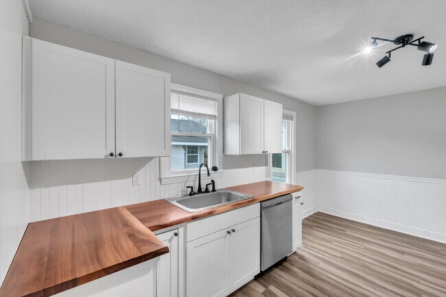 Building Photo - Stylish 2-Bedroom, 1-Bath Home with Contemporary Finishes ($1200/mo base rent***)