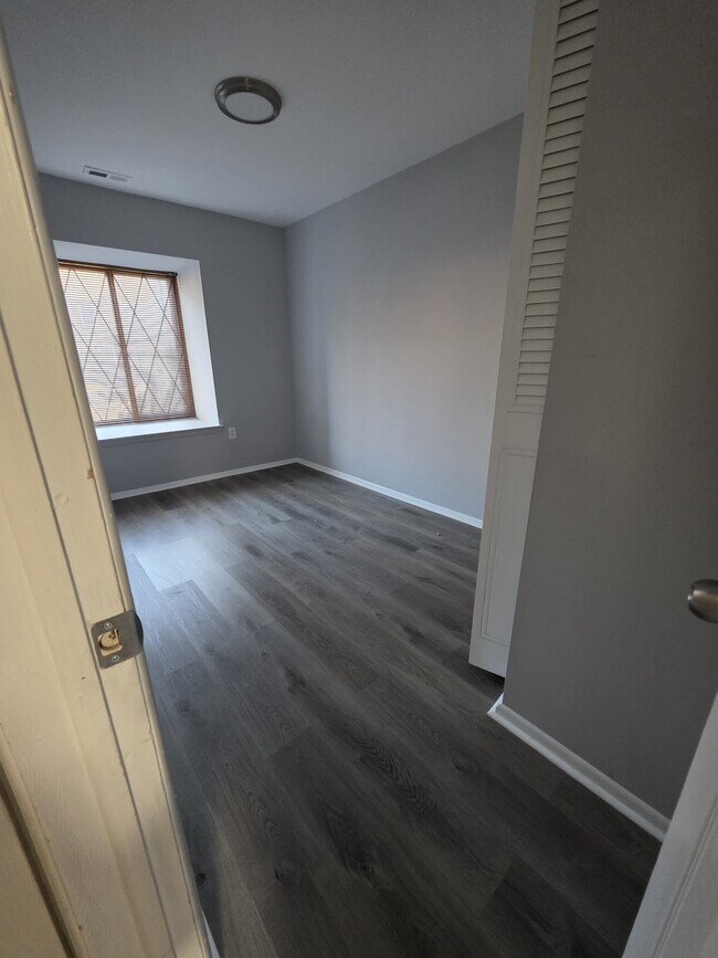 Building Photo - 122 Chelsea Cir