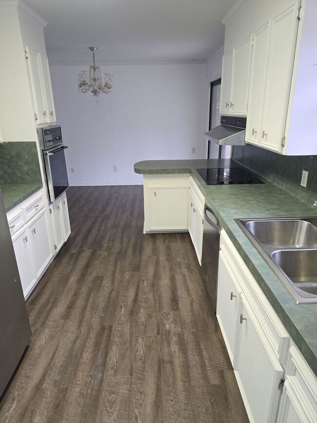 Building Photo - Refurbished - 3 bdrm 1.5 bath